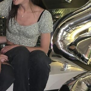 Hollister xs olive green floral top in great condition